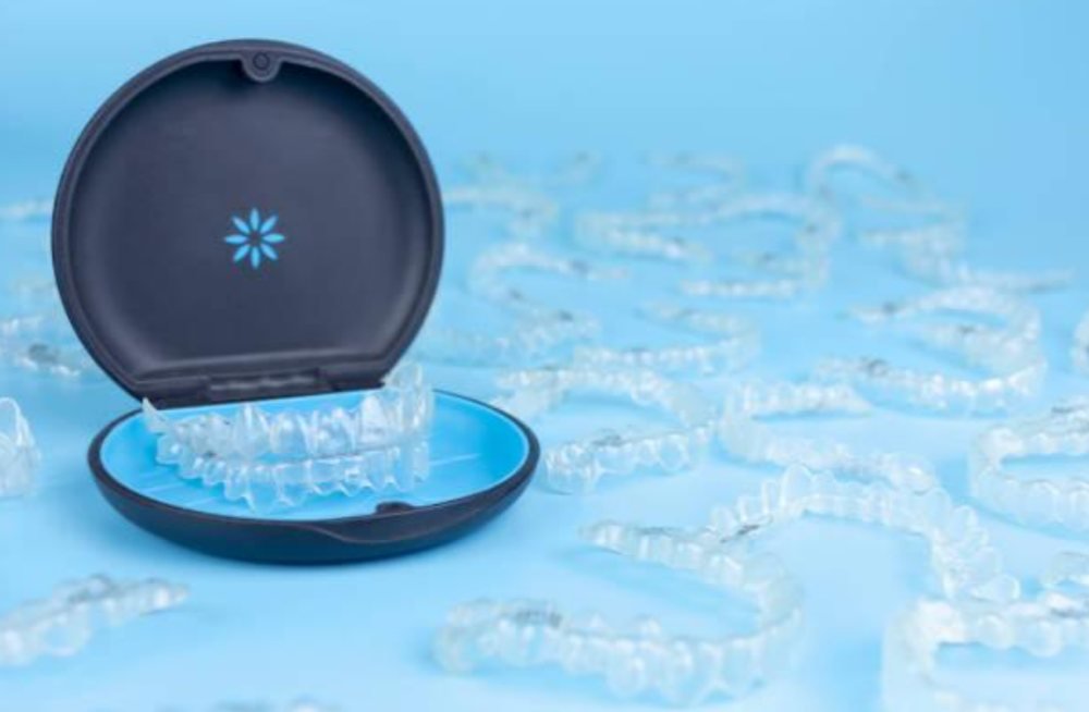 Estojo aberto com alinhador transparente Invisalign
